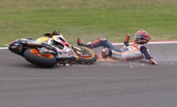 Caída del piloto español Marc Márquez, de Honda, cae, durante la carrera del Gran Premio de Argentina de MotoGP