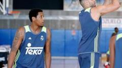 Trey Thompkins y Jeff Taylor en sus primeros entrenamientos.