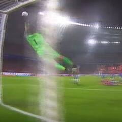 Así relató la TV de Argentina la genial tapada de Bravo a Messi