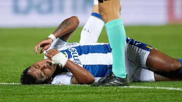 LEGANÉS (MADRID), 09/11/2024.- El centrocampista del Leganés Renato Tapia en el suelo durante el partido de LaLiga que UD Leganés y Sevilla FC disputan este sábado en el estadio de Butarque. EFE/Borja Sánchez-Trillo