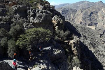 Con una distancia de unos 172 km y un desnivel positivo de unos 10.000 metros, se la considera la carrera a pie de Trail running más prestigiosa del mundo.