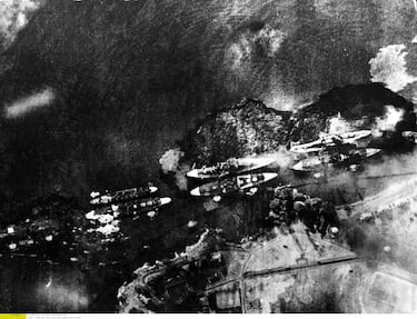 Vista de los acorazados y cruceros fondeados en la isla Ford después de un ataque aéreo.