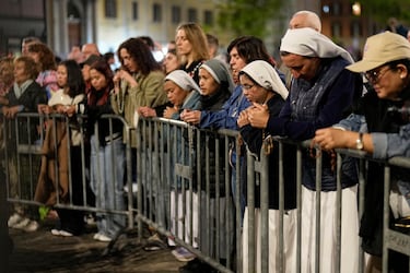 La gente asiste a un rezo del rosario frente a la Basílica de Santa María la Mayor, donde será enterrado el difunto papa Francisco, en Roma.


Associated Press / LaPresse
Only italy and Spain