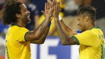 Neymar y Marcelo celebran un gol del delantero del Barcelona.