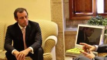 <b>ENTRE COLEGAS. </b>Sandro Rosell, ayer, junto a Guillermo Fernández Vara, presidente de Extremadura.