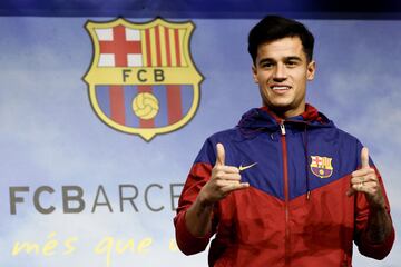 Ayer a su llegada al Camp Nou posó para los medios gráficos vestido con el chándal del club azulgrana.
 