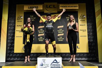 Primoz Roglic celebrando su victoria en el podio.