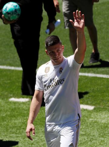 El jugador Serbio Jovic durante su presentación. 