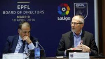 Javier Tebas, presidente de la Liga, junto a Lars-Christer Olsson, presidente de la Asociaci&oacute;n Europea de Ligas.