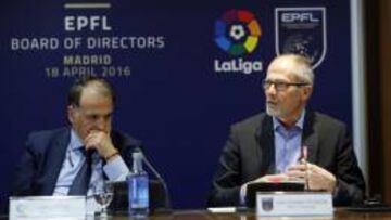 Javier Tebas, presidente de la Liga, junto a Lars-Christer Olsson, presidente de la Asociaci&oacute;n Europea de Ligas.