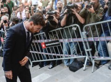 Messi arrives at the court house.