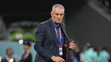 Brazil's coach #00 Tite watches his players from the touchline during the Qatar 2022 World Cup quarter-final football match between Croatia and Brazil at Education City Stadium in Al-Rayyan, west of Doha, on December 9, 2022. (Photo by NELSON ALMEIDA / AFP)