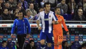 El segundo entrenador del Espanyol Alfredo Tena (i) durante el partido de Liga en Primera División disputado esta noche en el estadio Cornellá-El Prat, en Barcelona.