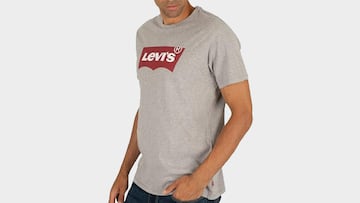 Camiseta de Levi's en color 'grey grey' disponible en Amazon.