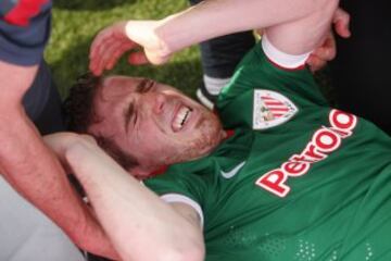 Muniain con gestos de dolor al ser retirado en camilla.