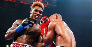 Charlo golpea a Adams durante su combate.