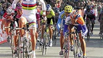 <b>SIN PISTOLAS.</B> Cipollini estaba dispuesto a desenfundar, pero se encontró con otro más rápido: Freire.