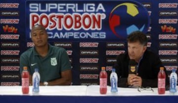 El defensor Alexis Henríquez (izquierda) y el técnico Juan Carlos Osorio hablaron en rueda de prensa.