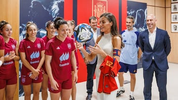 Queen Letizia, together with the internationals of the National Team in Las Rozas.