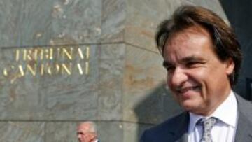 <b>SATISFECHO. </b>Chistian Constantin, presidente del Sion, ayer a la salida de los juzgados de Lausana.