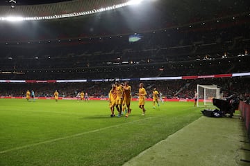 0-1. Leo Messi celebró el primer gol.