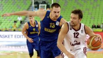 Janicenoks bota ante el ucraniano Zaytsev.