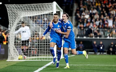 Carreras y Mbappé celebran el 0–2 en Mestalla, unidos en la alegría tras el gol del francés en el minuto 90 que cerró el partido.