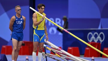 Sweden's Armand Duplantis prepares to compete in the men's pole vault qualification of the athletics event at the Paris 2024 Olympic Games at Stade de France in Saint-Denis, north of Paris, on August 3, 2024. (Photo by Andrej ISAKOVIC / AFP)