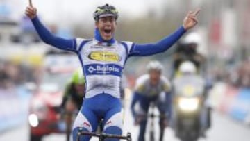 El ciclista belga Jens Wallays (Topsport), celebra su victoria en la cl&aacute;sica ciclista A Trav&eacute;s de Flandes, la antesala de las grandes citas del pav&eacute;s, disputada a trav&eacute;s de 200 kil&oacute;metros entre Roesalere y Waregem, B&eacute;lgica, hoy, mi&eacute;rcoles 25 de marzo de 2015. 