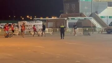 Varios aficionados se mofan del mercado del Elche