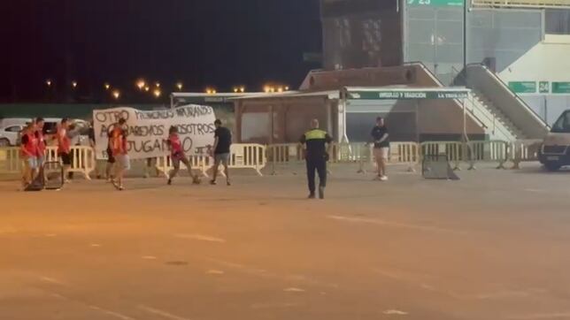 Varios aficionados se mofan del mercado del Elche