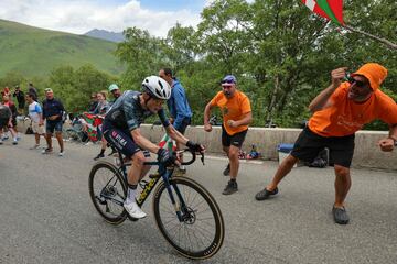 Jonas Vingegaard, Team Visma, asciende los últimos tramos de Saint-Lary-Soulan Pla d'Adet durante