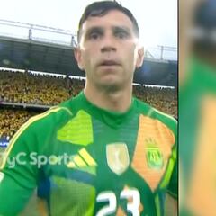 Dibu Martínez justifica su golpe a un cámara: “Se estaba riendo”