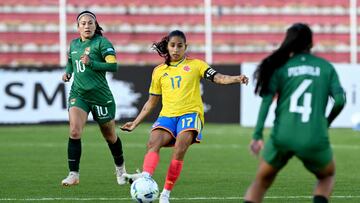 Colombia's defender #17 Carolina Arias kicks the ball past Bolivia's midfielder #10 Ana Paula Rojas during the Conmebol Women's Nations League 2025-26 football match between Bolivia and Colombia at the Hernando Siles Stadium in La Paz on November 28, 2025. (Photo by Aizar RALDES / AFP)