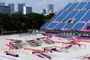 El debut del skate en los Juegos Olímpicos pasará a la historia, también, por haberlo hecho durante la pandemia. Es decir que lo hará, también, por hacerlo sin público. Sin que miles de personas pudieran vibrar con el espectáculo brindado por los skaters. En la imagen, una vista general del skatepark de Street que abrió la competición, con la parte central que capitalizó el Best Trick.