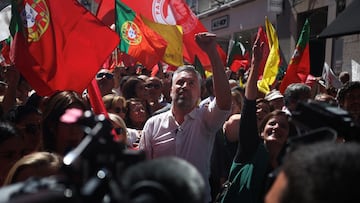 Socialist party (PS) Secretary General Pedro Nuno Santos gestures to the crowd during a rally on the last day of the campaign ahead of the snap elections on Sunday, in Lisbon, Portugal, May 16, 2025. REUTERS/Pedro Nunes