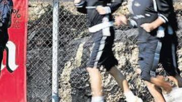 <b>CUESTIONADO. </b>Paco Flores, técnico del Nàstic, se mostró ayer poco participativo en el entrenamiento matutino del Nàstic.