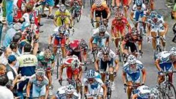 <b>RAMPA. </b>Los ciclistas se retuercen en el repecho de Morolo (km 129).