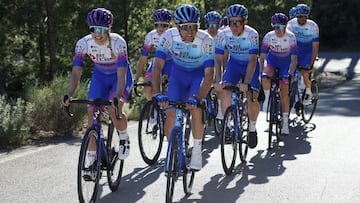 Los equipos masculino y femenino del BikeExchange-Jayco, durante una concentración en Tarragona.