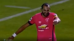 El día que el '9' que quiere la U "imitó" a Lionel Messi y Suárez