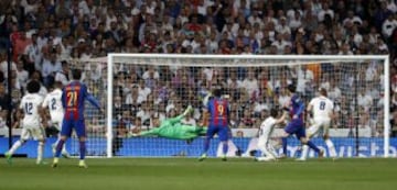 #elclasico @realmadrid-@fcbarcelona. @leomessi marcó en el descuento el gol de la victoria del los #azulganas 2-3. Foto: Diario AS/Javier Gandul. #futbol #diarioas #realmadrid #fcbarcelona