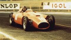 Juan Manuel Fangio (Argentina, 24/7/1911- 17/7/1995) es el primer piloto que logra repetir la gesta de ganar un Mundial tras un periodo de inactividad. Aunque la ausencia del argentino en el campeonato de 1952 se debe a un terrible accidente en Monza, lo que le imposibilita tomar parte en ninguna carrera de aquel año para defender el título de 1951 con Alfa Romeo. Regresa en 1953 con Maserati y encadena los títulos de 1954,1955,1956 y 1957 con Mercedes, Ferrari y Maserati. En 1958 sólo corre dos carreras.