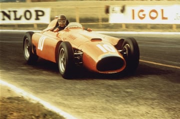 Juan Manuel Fangio (Argentina, 24/7/1911- 17/7/1995) es el primer piloto que logra repetir la gesta de ganar un Mundial tras un periodo de inactividad. Aunque la ausencia del argentino en el campeonato de 1952 se debe a un terrible accidente en Monza, lo que le imposibilita tomar parte en ninguna carrera de aquel año para defender el título de 1951 con Alfa Romeo. Regresa en 1953 con Maserati y encadena los títulos de 1954,1955,1956 y 1957 con Mercedes, Ferrari y Maserati. En 1958 sólo corre dos carreras.