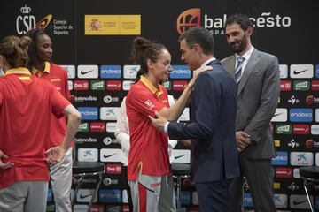 El presidente del Gobierno Pedro Sánchez charla con la jugadora española Laura Nicholls.