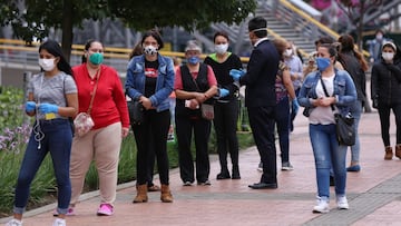 Filas al rededor de un centro comercial en Bogotá