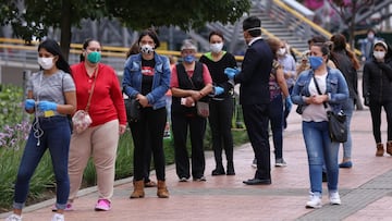 Filas al rededor de un centro comercial en Bogot&aacute;