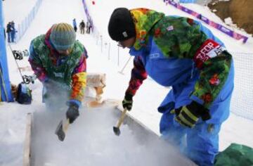 Operarios arreglan el hielo.