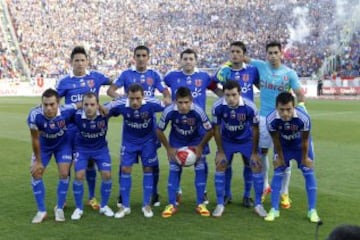 Universidad de Chile ganó la Copa Sudamericana y los dos títulos nacionales en 2011. Arriba de izquierda a derecha: Gustavo Canales, Osvaldo González, José Rojas, Marcos González y Johnny Herrera. Abajo: Eduardo Vargas, Gustavo Lorenzetti, Marcelo Díaz, Francisco Castro, Eugenio Mena y Charles Aránguiz.