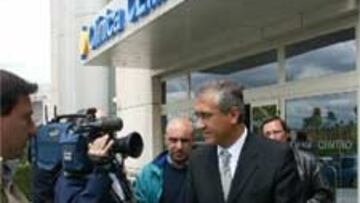 <B>VISITAS</b>. Jesús Gil ha recibido muchas visitas. Ayer, la del entrenador del Atlético, Gregorio Manzano.