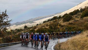 El pelot&oacute;n rueda durante la novena etapa del Giro de Italia entre San Salvo y Roccaraso.